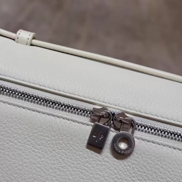 Loro Piana Cream Pebbled Leather Top-Handle Cosmetic Case - Picture 4 of 5